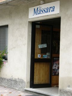 alba�@�A���o�̓X(���Ɛ��̃P�[�L�Ǝ��Ɛ��̃`�[�Y�Ǝ��Ɛ��̃��C���𔄂��Ă���)