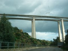 Messina タオルミーナに向かう高速道路の橋げた