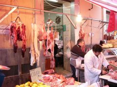 Catania　カターニャの市場の肉屋の風景。内臓から肉の全てを売っています。