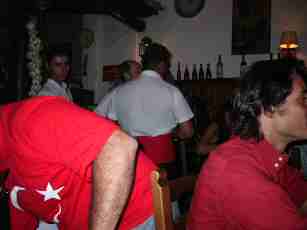タオルミーナのレストラン,レストランの中のバンド演奏(食事をしていたら、外から流しのバンドが
やって来て、店内は、手拍子の嵐)