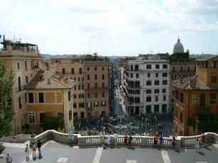 スペイン広場の階段の天辺から見たローマの景観